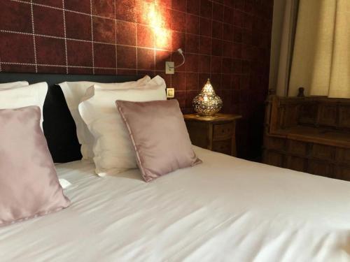Deluxe Double Room with Balcony image 4