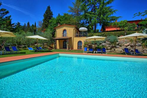  Gorgognano Apartment Sleeps 7 Pool WiFi, Pension in Luia