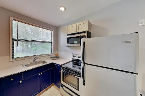Cozy Casita - Fenced Yard with Gas Grill & Firepit cottage - image 3