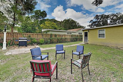 Cozy Casita - Fenced Yard with Gas Grill & Firepit cottage - image 6