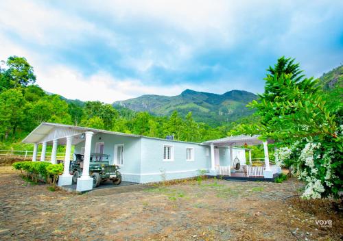 Moonlight Munnar Forest Bungalow with Private Waterfalls by VOYE HOMES