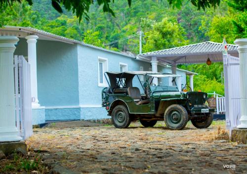 Moonlight Munnar Forest Bungalow with Private Waterfalls by VOYE HOMES