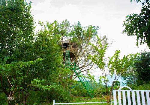 Moonlight Munnar Forest Bungalow with Private Waterfalls by VOYE HOMES