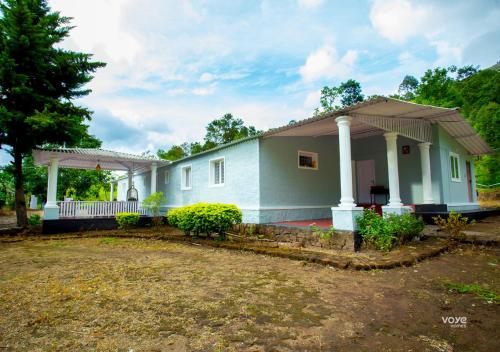 Moonlight Munnar Forest Bungalow with Private Waterfalls by VOYE HOMES