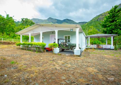 Moonlight Munnar Forest Bungalow with Private Waterfalls by VOYE HOMES