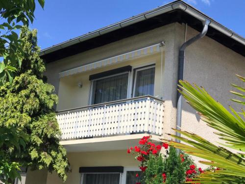 2 bedrooms, 5 beds