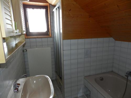 2 bedrooms, 8 beds