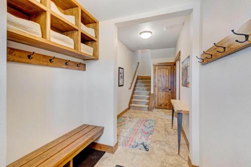 Luxury Cabin #60 Near Resort - Hot Tub & Great Views - FREE Activities & Equipment Rentals Daily - image 3