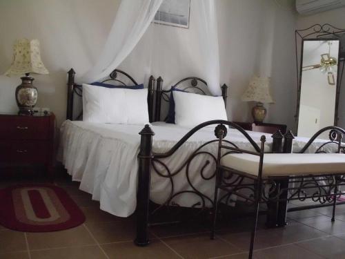 2 twin beds, 2 sofa beds