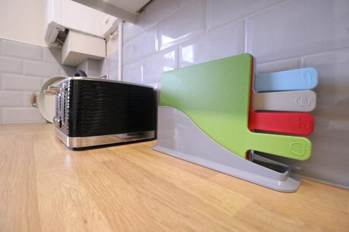 Køkken, Amaya Five - Newly renovated - Very spacious - Sleeps 6 - Walking distance to town centre - Grantham in Grantham