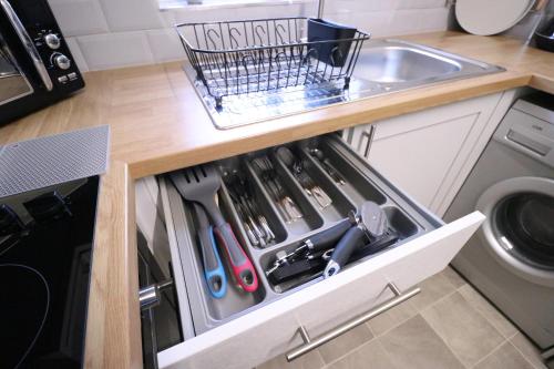 Køkken, Amaya Five - Newly renovated - Very spacious - Sleeps 6 - Walking distance to town centre - Grantham in Grantham