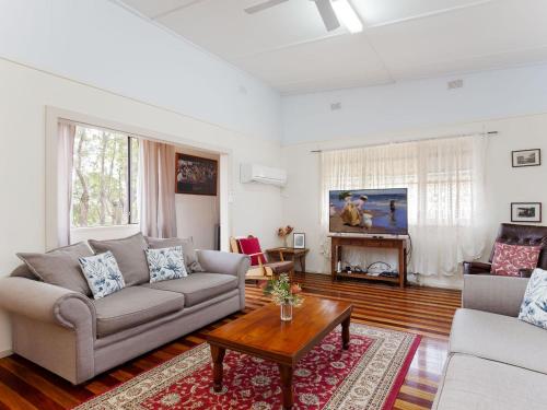 Daves Place, 27 Rigney St - Holiday house with Wifi, Dog Friendly, Aircon & Boat Parking in Shoal Bay