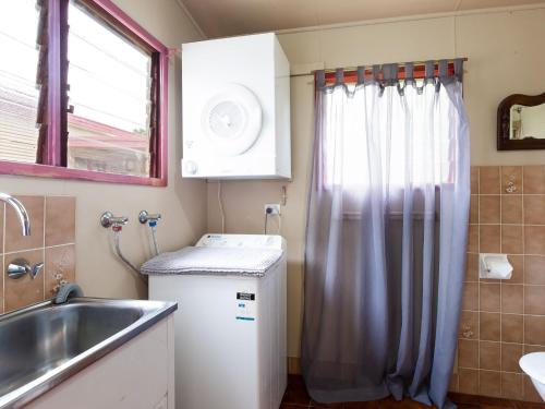 Daves Place 27 Rigney St - Holiday house with Wifi Dog Friendly Aircon & Boat Parking - image 4