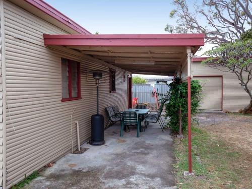 Daves Place, 27 Rigney St - Holiday house with Wifi, Dog Friendly, Aircon & Boat Parking in Shoal Bay