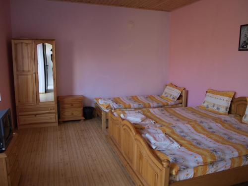 1 queen bed, 1 twin bed