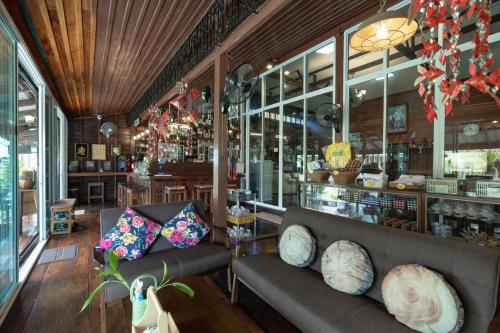 Ratchaburi Reuan Vilawan 3-Star Hotel lobby