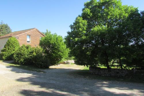 Proche St-Cirq-Lapopie, sur chemin de randonnée. Séchoir à tabac rénové tout confort. Tranquillité assurée. Commerces, pharmacie tout proche. gîte à louer Saint-Cirq-Lapopie