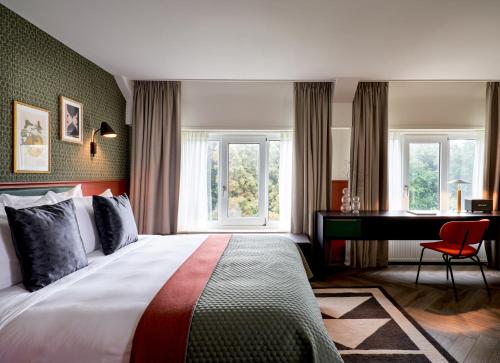 1 double bed, 2 twin beds