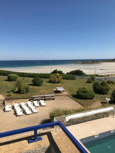 Rez de jardin avec piscine, vue directe sur la plage à 40 m