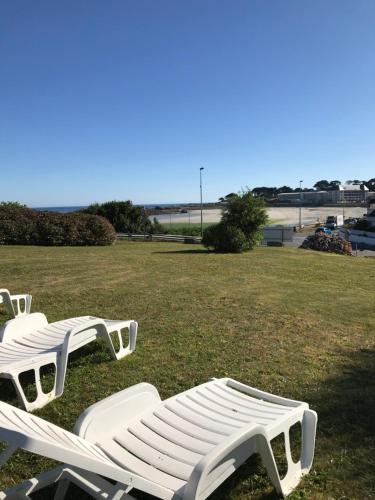 Rez de jardin avec piscine, vue directe sur la plage à 40 m