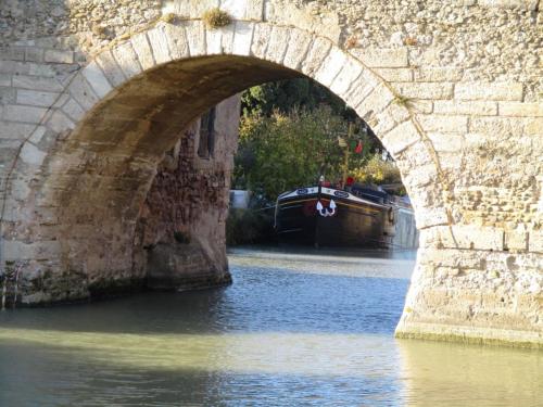 Superb villa by the river in Cesseras