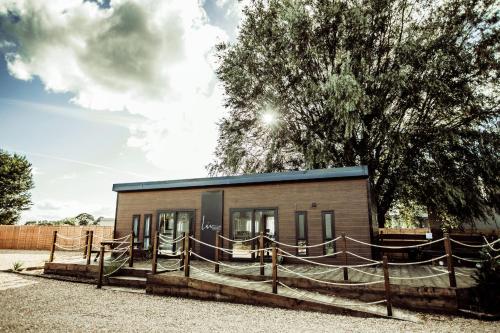 Black Bull Retreat, Barmston with Private Hot Tubs 3