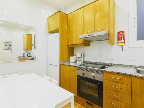 Be barcelona arco del triunfo sunny colors - image 3