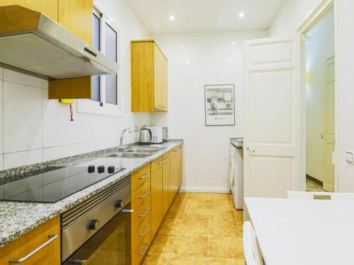 Be barcelona arco del triunfo sunny colors - image 7