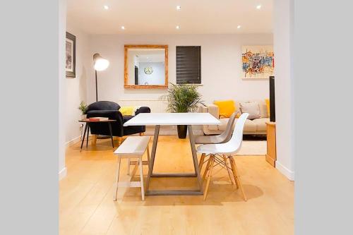 Stylish BIG Home with Double En-Suites gîte à louer Box