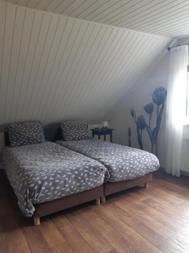 2 twin beds