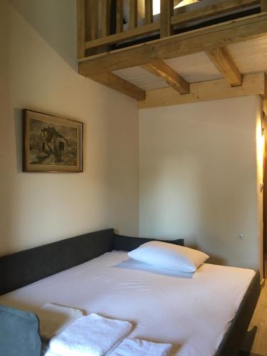 2 twin beds, 1 sofa bed