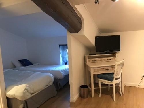 1 queen bed, 2 twin beds