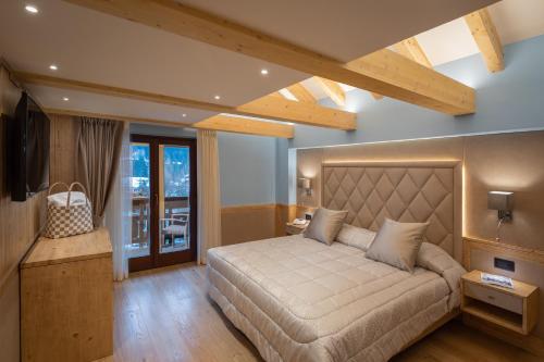 1 king bed, 1 sofa bed