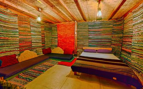 1 double bed, 5 futon beds