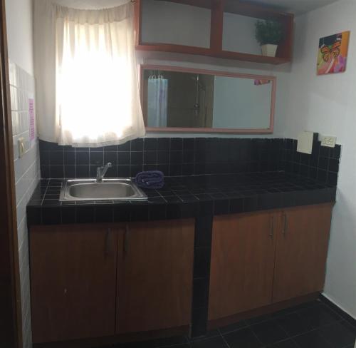 Baño, Apartamento de 200 m² en Ariel, con 1 habitación(es) y 1 baño(s) privado(s) (Dotan's Boutique Guesthouse - By The Beach!) in Tel Aviv