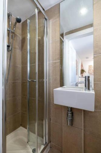Luxury Boutique Townhouse With Private RoofTerrace