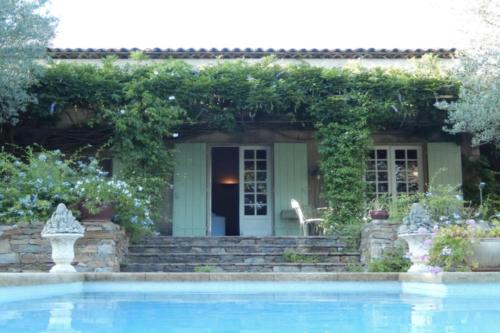 Splendid house on the heights of GRIMAUD gîte à louer LA BUTTE AUX CAILLES