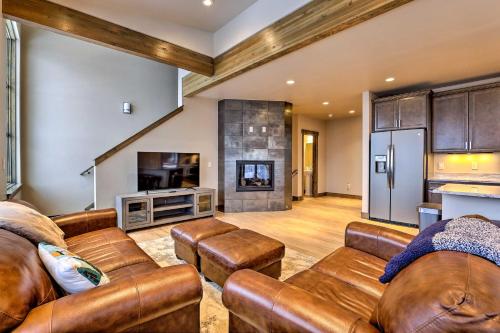 Silverthorne Home with Balcony about 11 Mi to Skiing! in Silverthorne, USA
