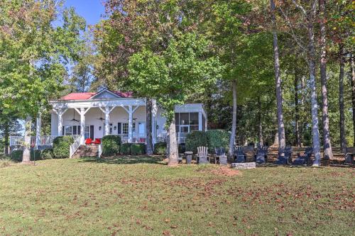 Lakefront Paradise with Fire Pit - Dogs Welcome! in Simpsonville (SC)