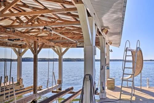 Lakefront Paradise with Fire Pit - Dogs Welcome! in ซิมป์สันวิลล์ (SC)