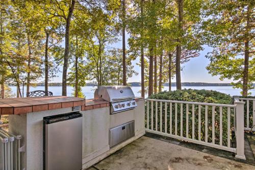 Lakefront Paradise with Fire Pit - Dogs Welcome! in Simpsonville (SC)