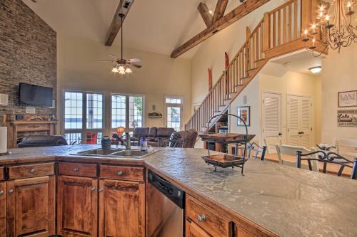 Lakefront Paradise with Fire Pit - Dogs Welcome! in ซิมป์สันวิลล์ (SC)