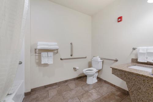 Cobblestone Hotel & Suites - Austin Room Type - Queen Room - Disability Access