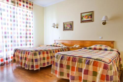2 twin beds