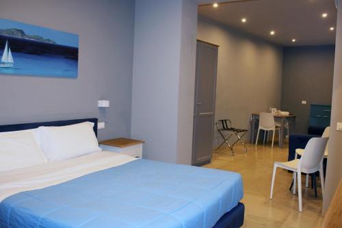 Junior Suite with Balcony image 2