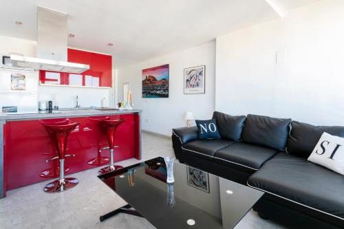 Beach Suite, city & mountain view 4