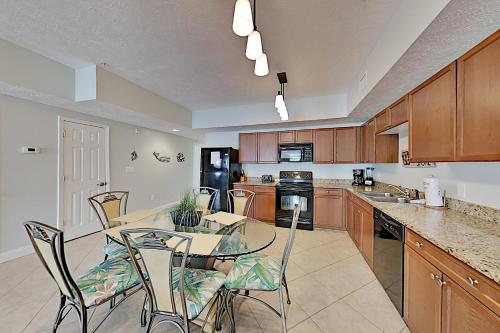 1 Block to Beach! Downtown with Lazy River Hot Tubs condo - image 5