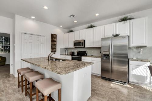 Lake View! Cozy 4BD Home NEAR Theme Parks with CDC Standards #4BV941 - image 3