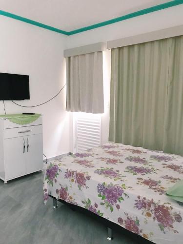 Suite com cozinha no quintal da casa in Parque Burle