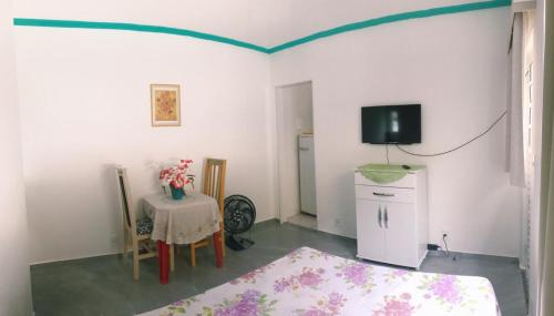 Suite com cozinha no quintal da casa in Parque Burle